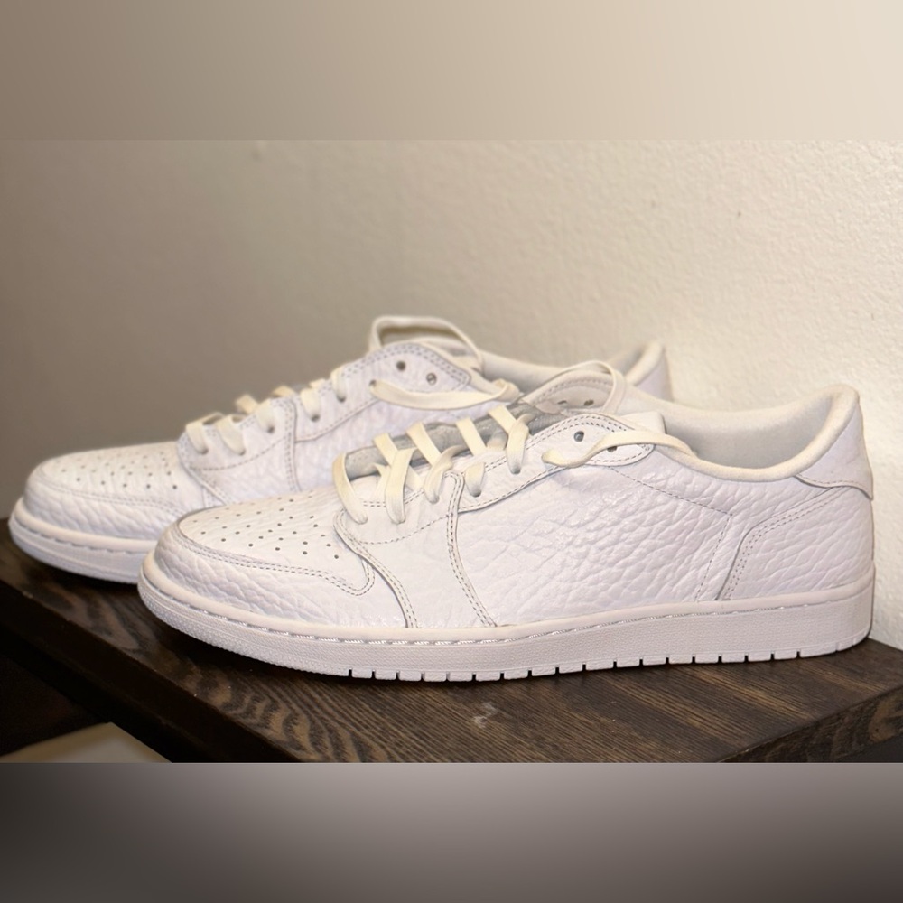 Jordan 1 swooshless triple white